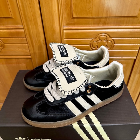 TRENDING: NWOT Adidas Samba Pony Tonal Unisex Sneakers - Picture 4 of 5